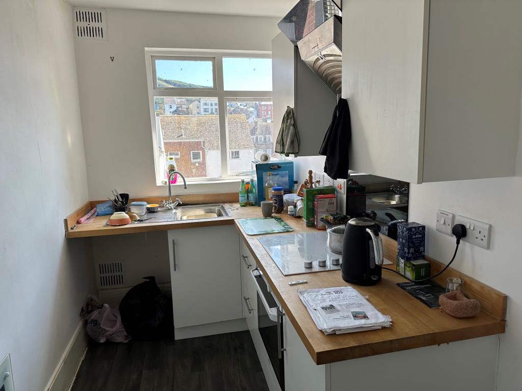 Lot: 166 - ONE-BEDROOM FLAT FOR INVESTMENT - HIGH STREET LOCATION - Kitchen